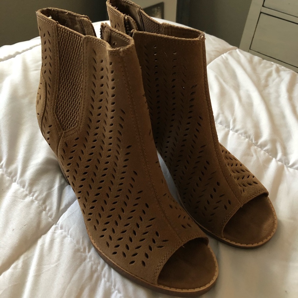 TOMS peep toe bootie perfect condition!